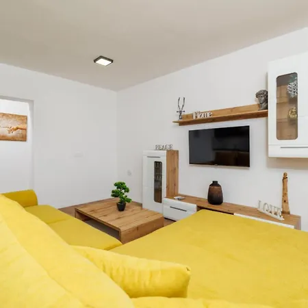 2 Bedroom Beautiful In Crikvenica Daire